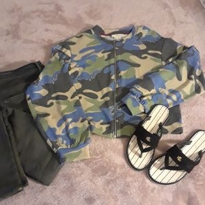 Camo zip up sweat shirt